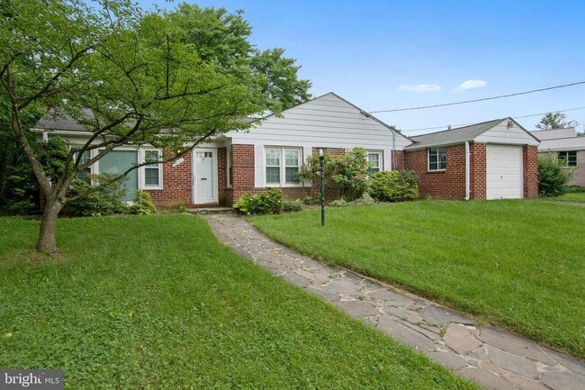 Building Photo - 9702 Bellevue Dr