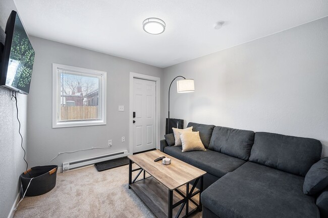 Building Photo - Remodeled and Furnished 1BD, 1BA in the Hi...
