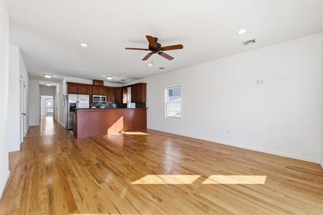 Foto del edificio - 56 Laidlaw Ave