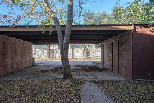 Foto del edificio - Bryan - 3 Bedroom / 1.5 bathroom / Carport / Back Yard, 2 Story unit.