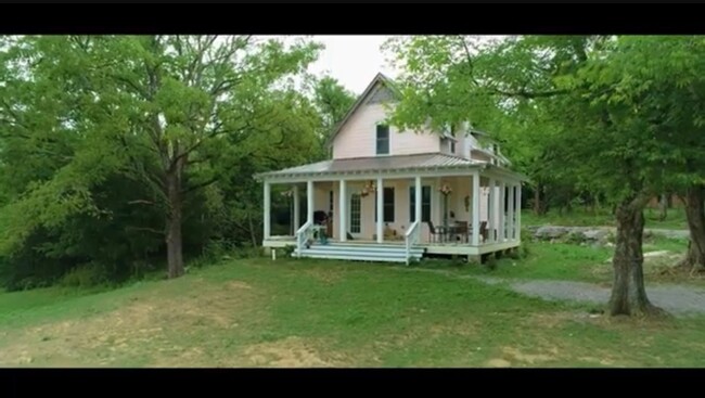 Foto del edificio - Charming 3BR House in Cornersville TN