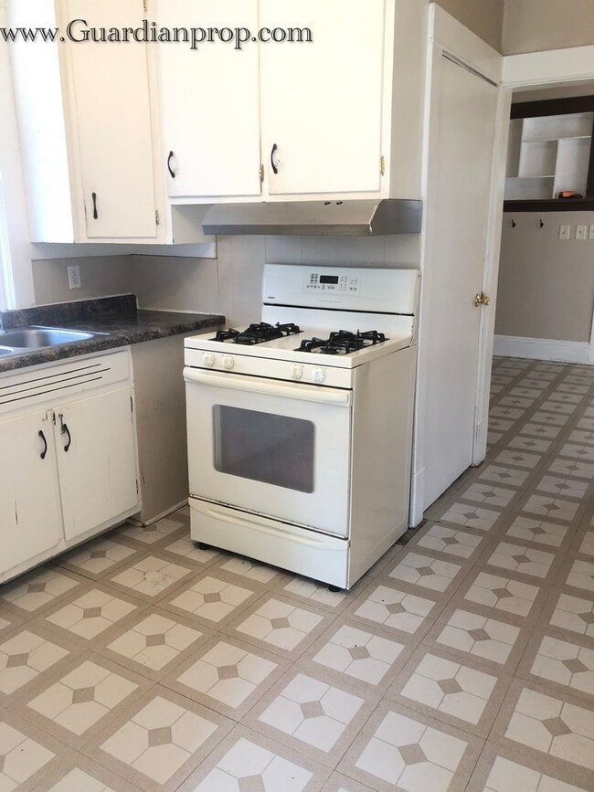 Building Photo - North Minneapolis Single Family Home, Hardwood Floors, Washer/Dryer,