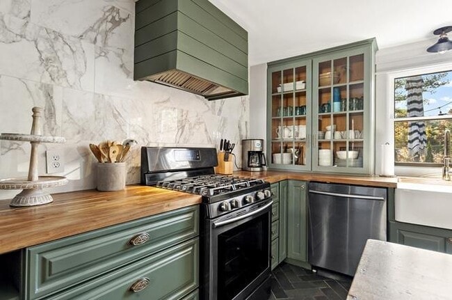 Building Photo - 10 Greenwood St