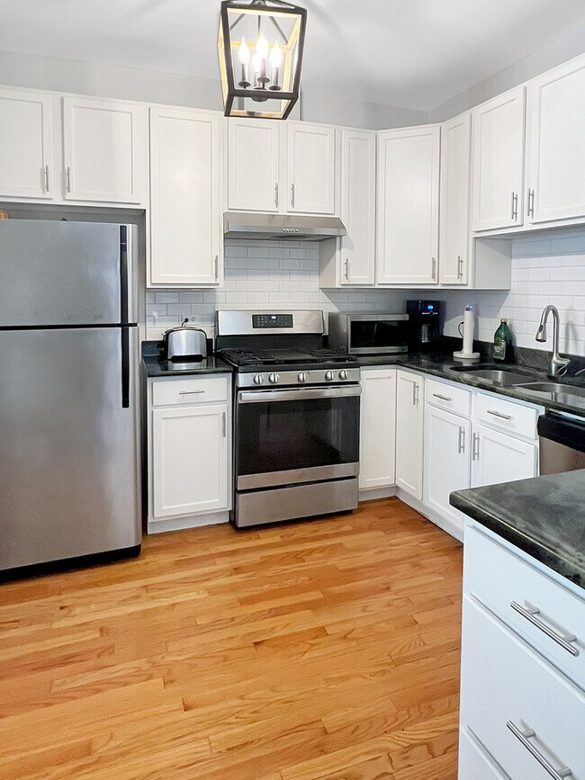 Building Photo - 4441 N Paulina St