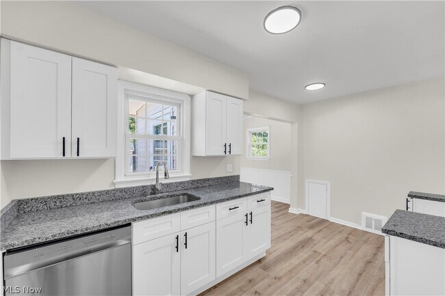 Building Photo - 13305 Shady Oak Blvd
