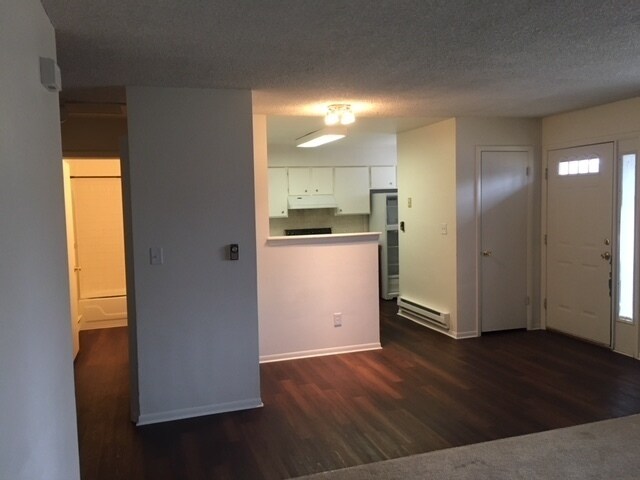 Building Photo - Recently updated 2 bedroom 1 bath apartmen...