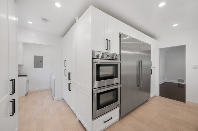 Building Photo - 516 N Camden Dr