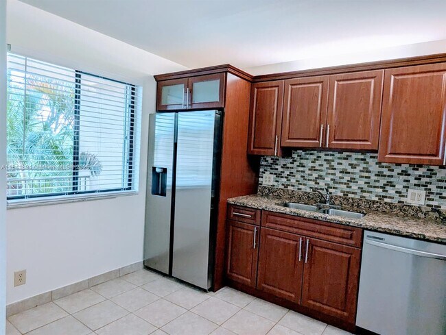 Foto del edificio - 16491 Blatt Blvd