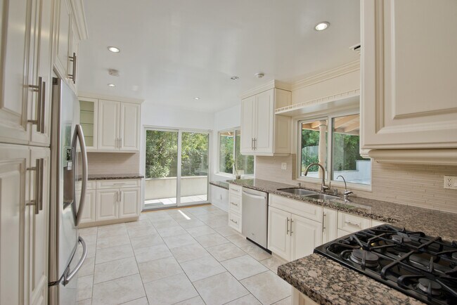 Building Photo - 3532 Green Vista Dr