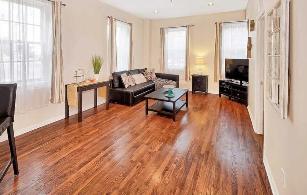 Foto principal - 227 Christopher Columbus Dr