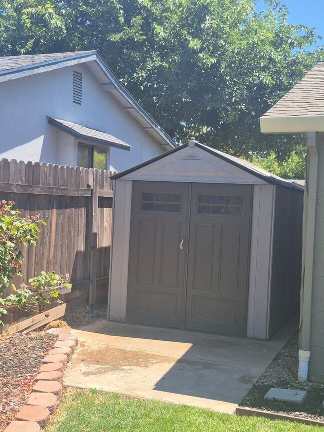 Building Photo - 3 Bedroom Orangevale Home