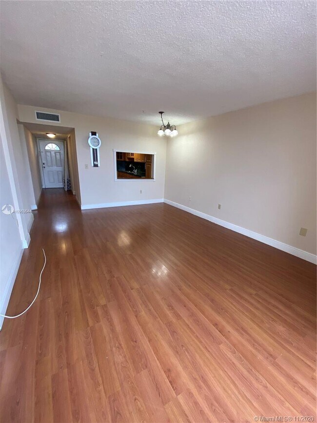 Building Photo - 10000 NW 80th Ct