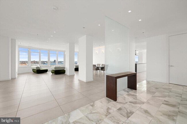 Foto del edificio - 100 Harborview Dr