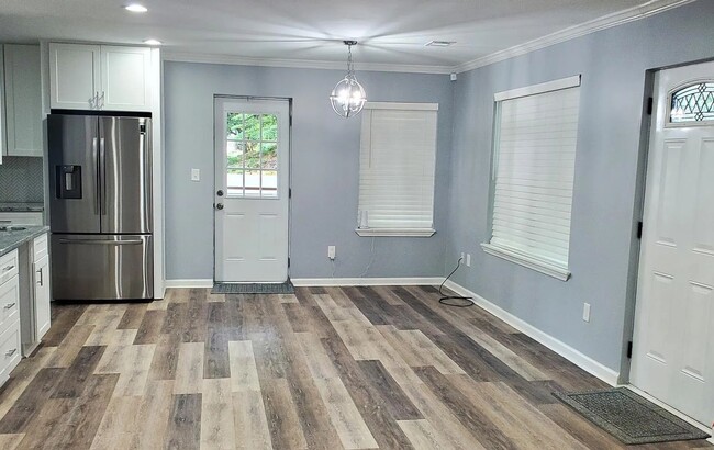 Building Photo - 3 bedroom 2 bath Westside Haven