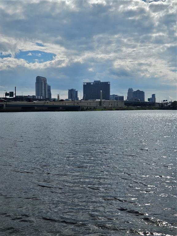 Building Photo - 320 Lakeview St