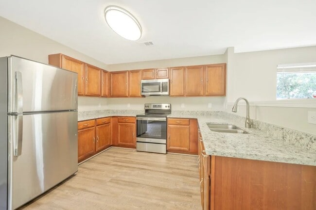 Building Photo - 2888 Creekbend Dr