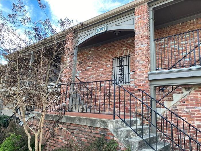 Primary Photo - Large 3BR/2BA on Second Floor. Great Schoo...