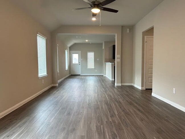Building Photo - 946 Luke Darrell Dr