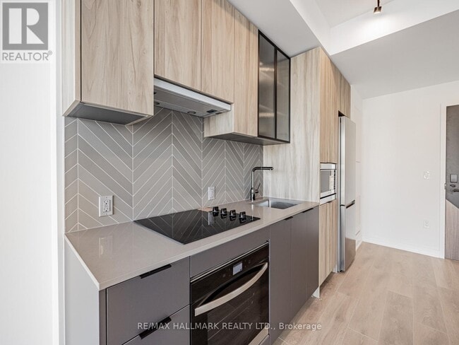 Building Photo - 1037 The Queensway