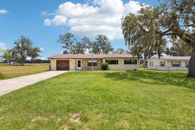 Building Photo - 4704 Queen Palm Dr