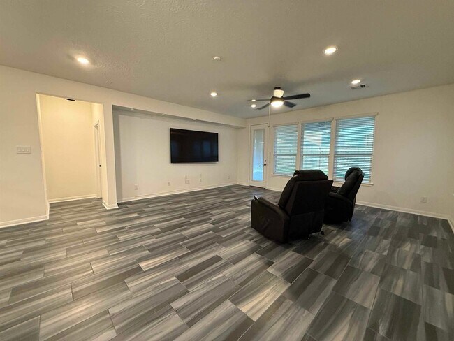 Foto del edificio - 15615 Birchdale Dr