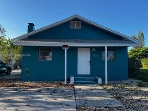 Building Photo - 1121 NW 40th St