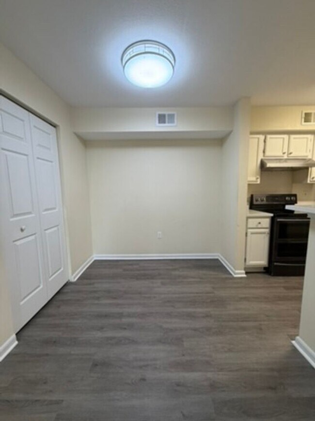 Foto del edificio - 25% OFF FIRST MONTH'S RENT -- Updated 2 Bedroom First Floor Condo