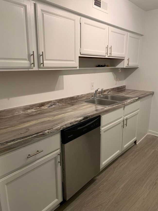 Building Photo - MARTINIQUE CONDO NEAR CRABTREE-UPDATED FLO...