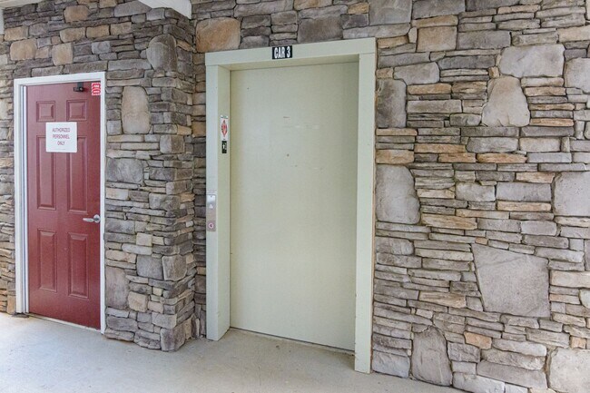 Foto del edificio - Beautiful 1-Bedroom Condo with Detached Garage in the Eastwood Village complex available (Water I...