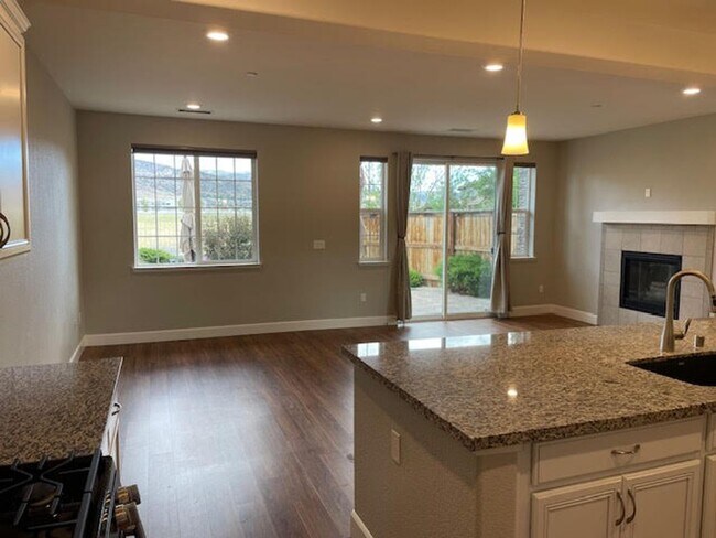 Building Photo - Large Condo in the Heart of Damonte Ranch