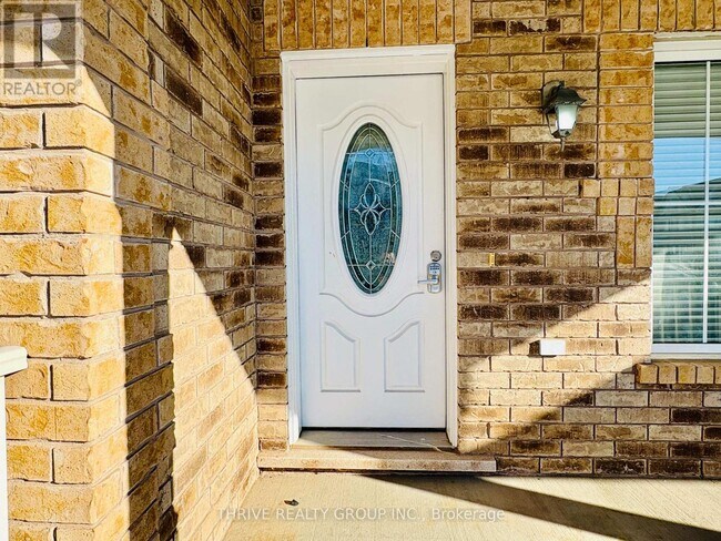 Photo du bâtiment - 1029 FARMSTEAD. DRIVE