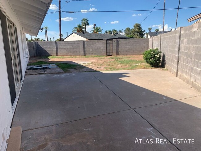 Building Photo - 4624 E Almeria Rd