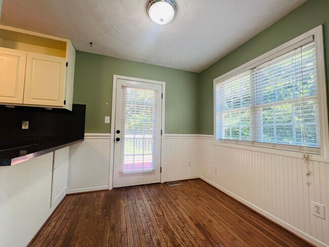 Foto del edificio - Unit is no longer available - application approved.  Charming 1 1/2 story brick home with basemen...