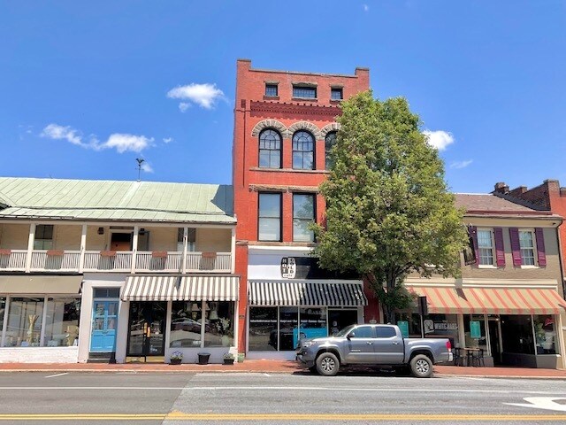 Primary Photo - 1206 Main St