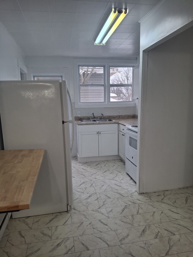 Building Photo - 28 Western Ave