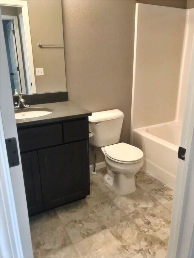 Foto del edificio - Twinhome in Lakewood Mandan Available NOW!