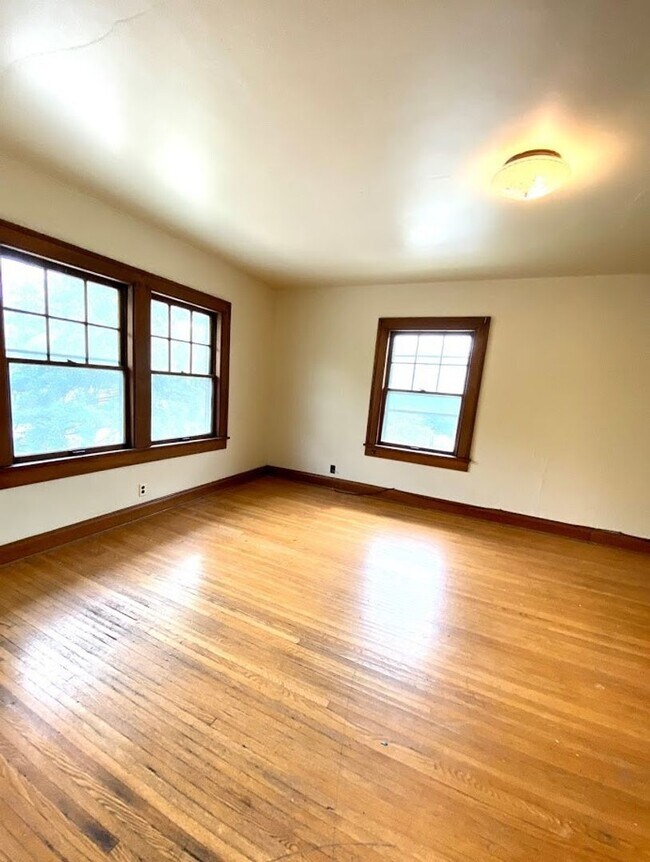 Foto del edificio - ***AVAILABLE AUGUST 2027***5 Bed 2 Bath House 1 block from Kirkwood