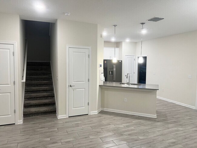 Building Photo - Incredible 5 Bedroom, 3 Bath Town home wit...