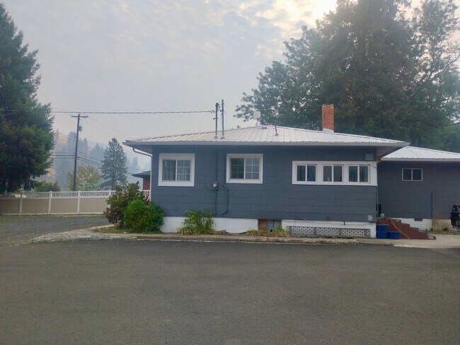 Foto del edificio - Charming Two-bedroom, One-bathroom home in Orofino, Idaho