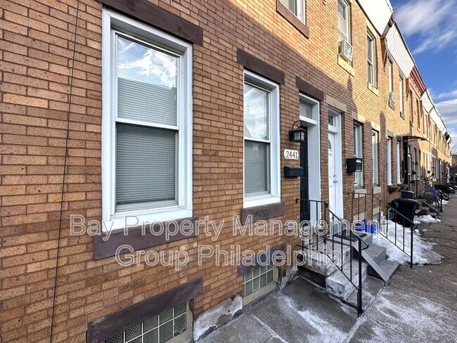 Building Photo - 2441 E Oakdale St