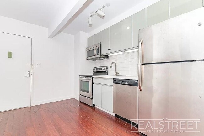 Foto del edificio - Stylish 2-Bedroom Bushwick Apartment with Huge Private Balcony & Prime Location