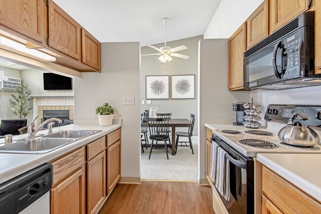 Foxcroft Apartments Kitchen - Foxcroft