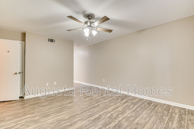 Foto del edificio - 150 Chalet N Blvd