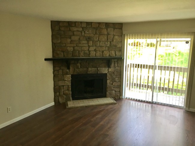 Building Photo - Beautiful Condo in the Brittany Highlands