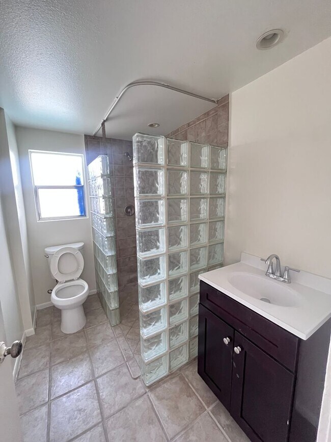 Foto del edificio - AVAILABLE NOW