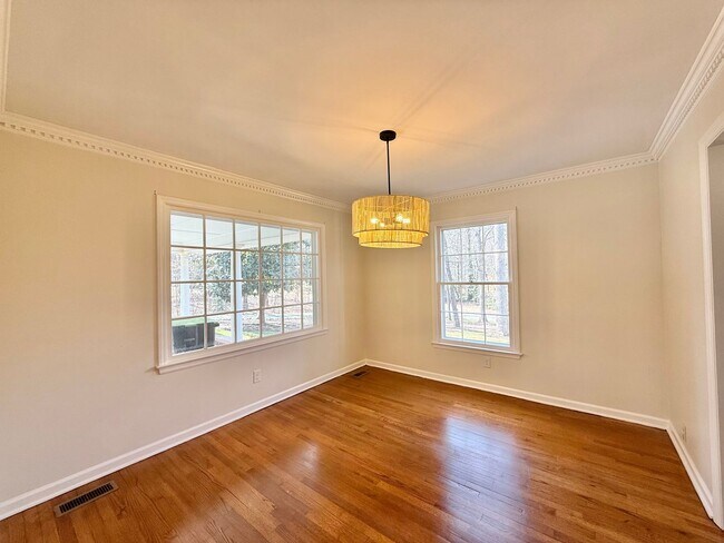 Foto del edificio - Gorgeous 3BD, 2.5BA North Raleigh Home on a Large Lot with a 2-Car Detached Garage in a Prime Loc...