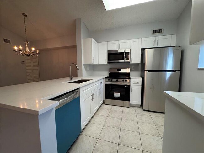 Foto del edificio - 606 Gardens Dr