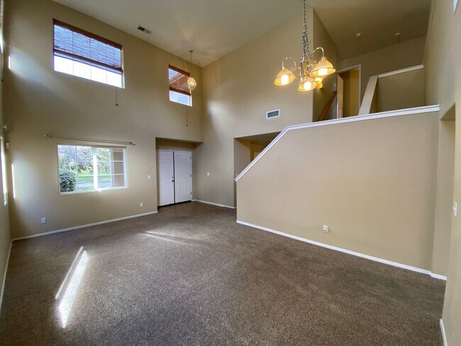 Building Photo - NW Two Story Visalia Home Available Now!
