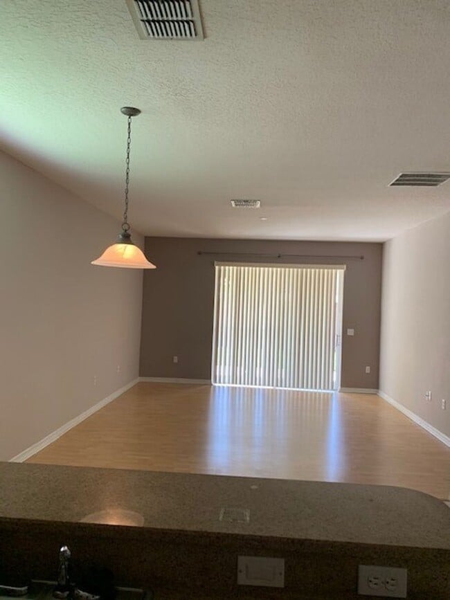 Building Photo - Beautiful 4/2 home in Lovely Venetian Bay ...