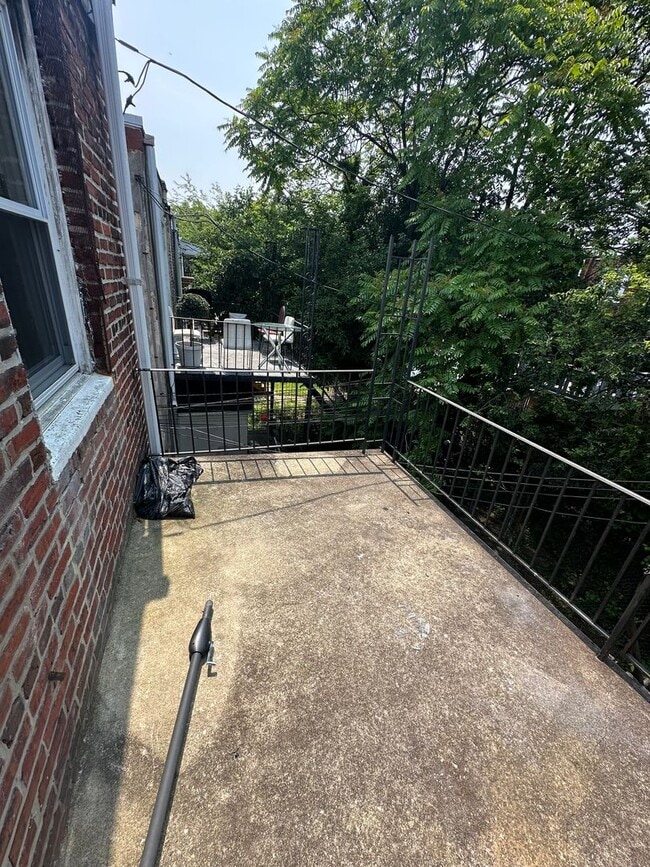 Building Photo - 321 N 10th St